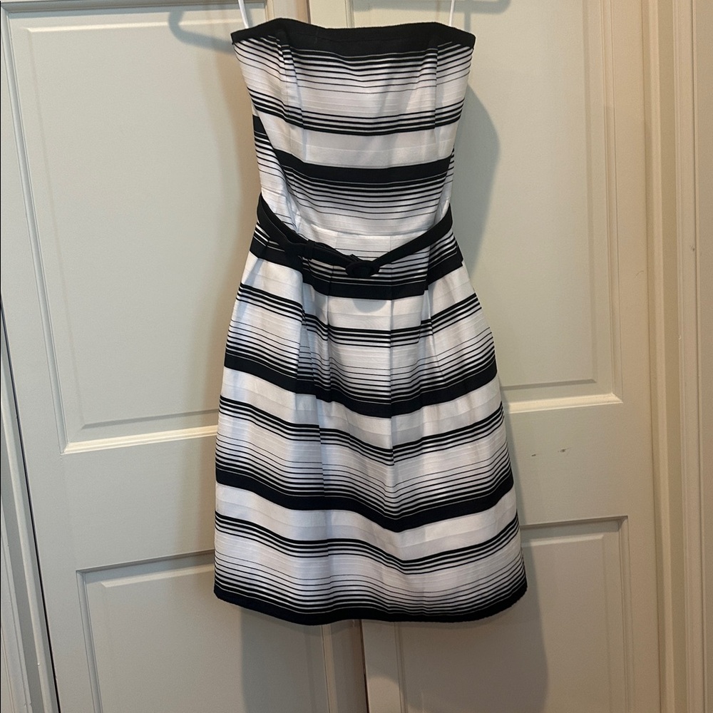 White House Black Market Elegant strapless Black and White Dress